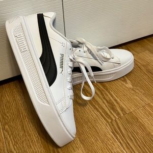 Women’s 7.5 white Puma sneakers